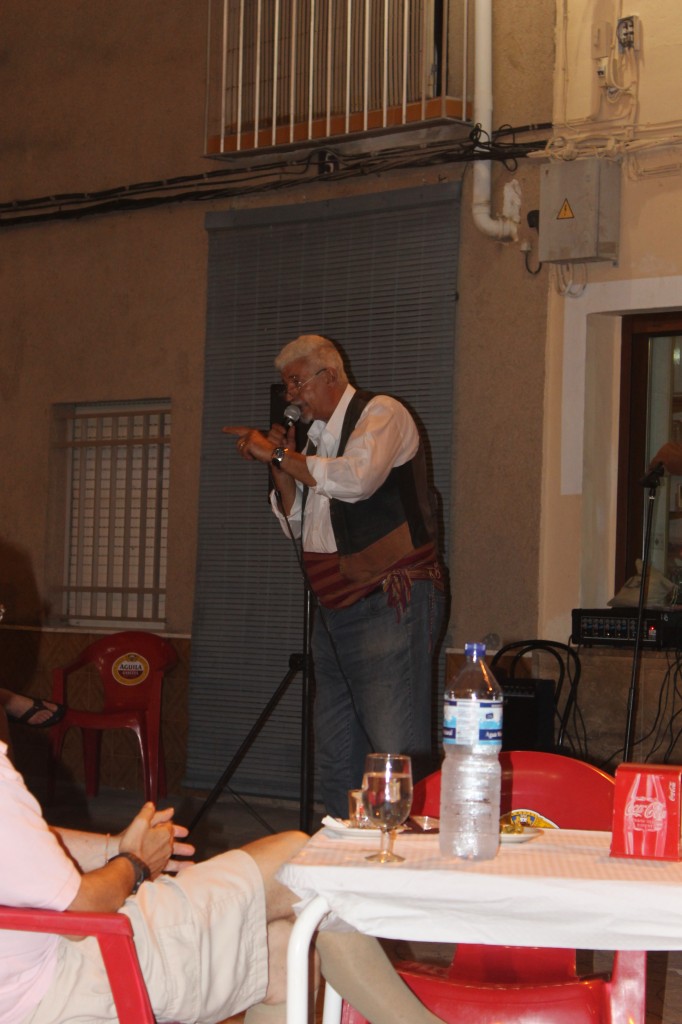 Tío Fredo actuando con el guitarró en Aiacor