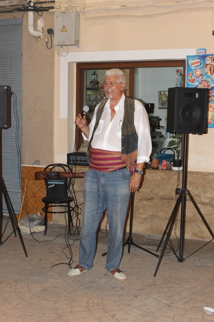 Tío Fredo cantando en la pedanía de Canals