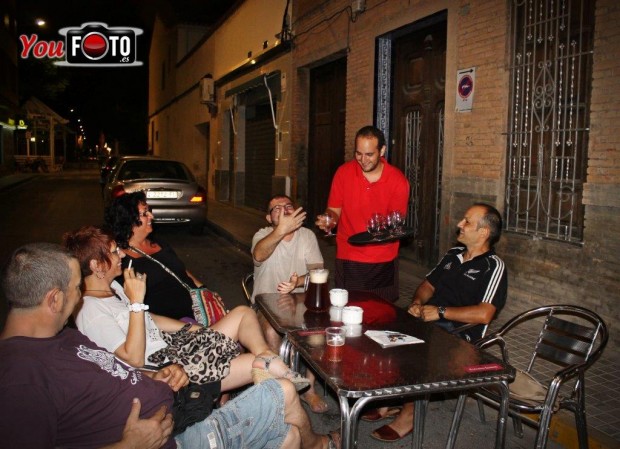 Brindis en la inauguración del Bar El Poble