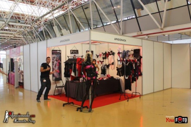 En el stand de Apasionada, con la lencería expuesta al fondo