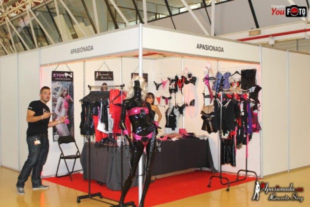 Junto al cartel de Xtoy en el stand de Apasionada, en el SEB 2013