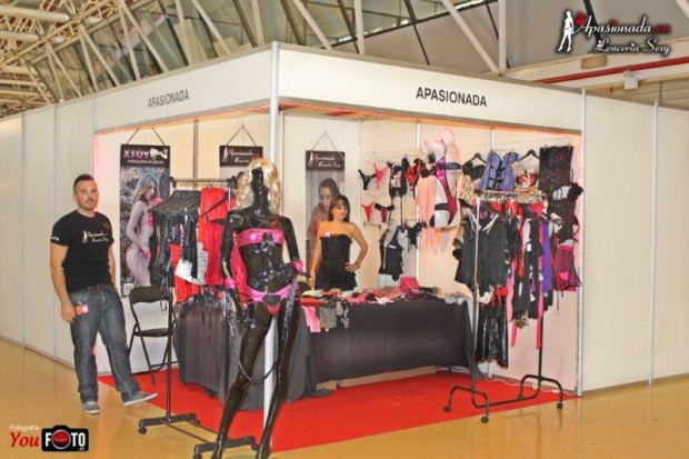 Visitantes posando en el stand de Apasionada Lencería Sexy en el Salón Erótico de Barcelona 2013