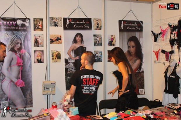 Ana Belén Espejo atendiendo el stand de Apasionada en el Salón Erótico de Barcelona 2013