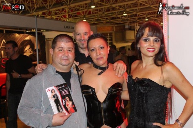 Posando junto al expositor de lencería de Apasionada en el SEB 2013