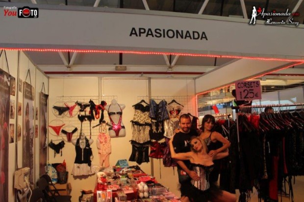 Ambiente del Salón Erótico de Barcelona 2013 en el stand de Apasionada
