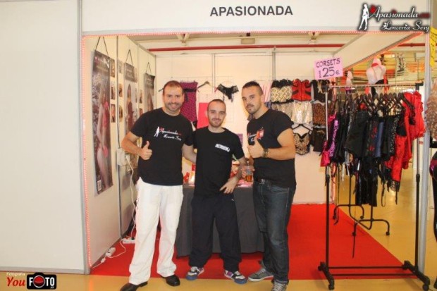 Visitantes posando en el stand de Apasionada Lencería Sexy en el Salón Erótico de Barcelona 2013