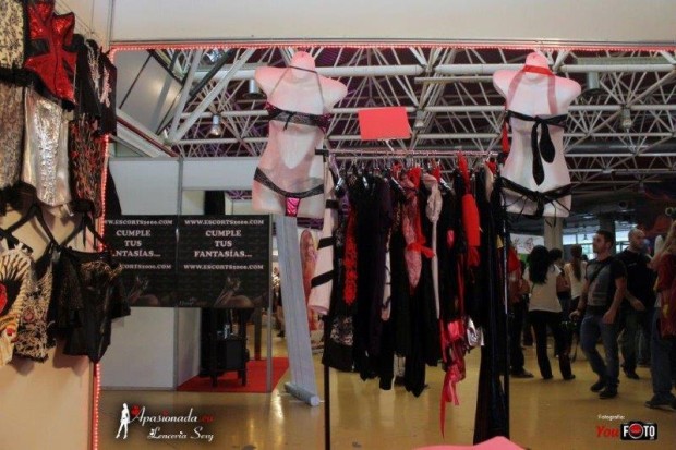 Ambiente del Salón Erótico de Barcelona 2013 en el stand de Apasionada