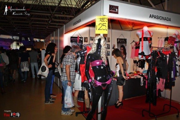 Foto de recuerdo con visitantes del Salón Erótico de Barcelona 2013
