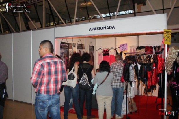 Junto al cartel de Xtoy en el stand de Apasionada, en el SEB 2013