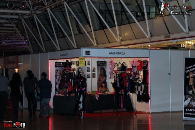 En el stand de Apasionada, con la lencería expuesta al fondo
