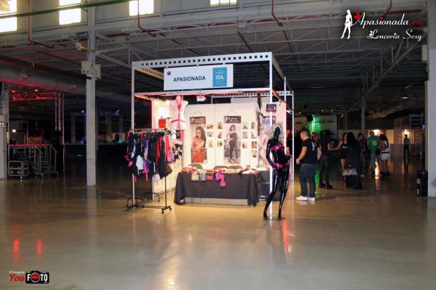 Ana Belén Espejo atendiendo el stand de Apasionada en Alicante 2013