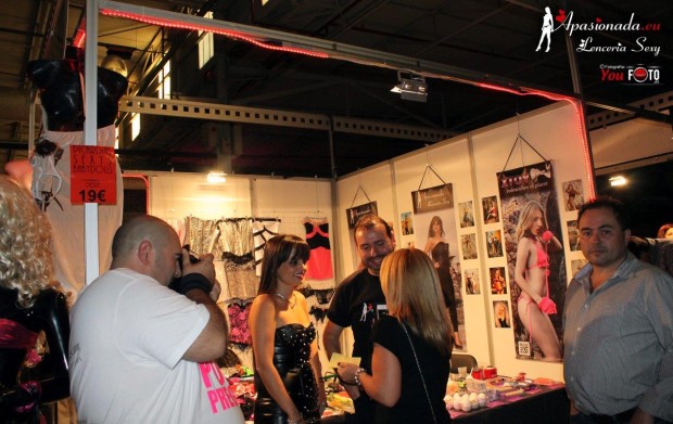 Visitantes en el stand de Apasionada, Festival Erótico de Alicante 2013