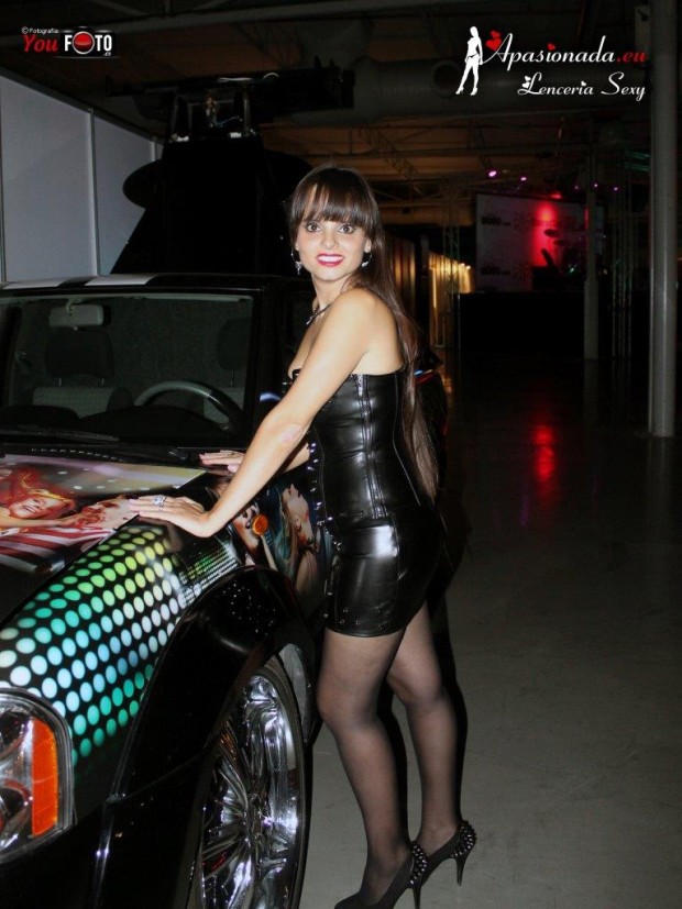 Ana Belén Espejo atendiendo el stand de Apasionada en Alicante 2013