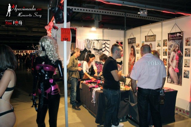 Visitantes en el stand de Apasionada, Festival Erótico de Alicante 2013