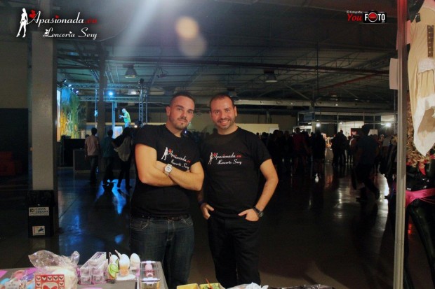 Foto de recuerdo en el stand de Apasionada, sábado del festival de Alicante