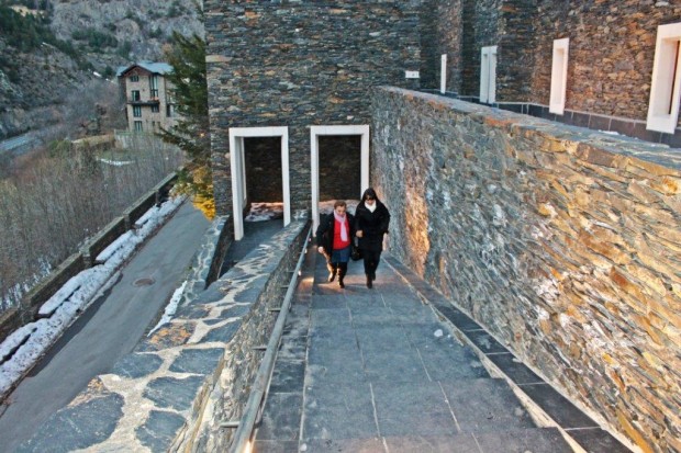 De compras por la calle comercial de Andorra
