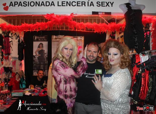 Ana Belén Espejo atendiendo el stand de Apasionada® en el Salón Erótico de Barcelona 2014