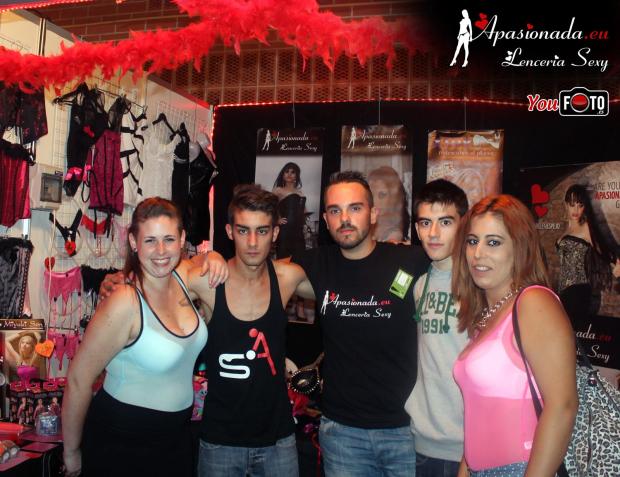 Ana Belén Espejo con una artista en el stand de Apasionada® del Salón Erótico de Barcelona 2014