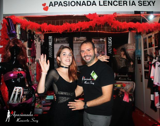 Ana Belén Espejo atendiendo el stand de Apasionada® en el Salón Erótico de Barcelona 2014