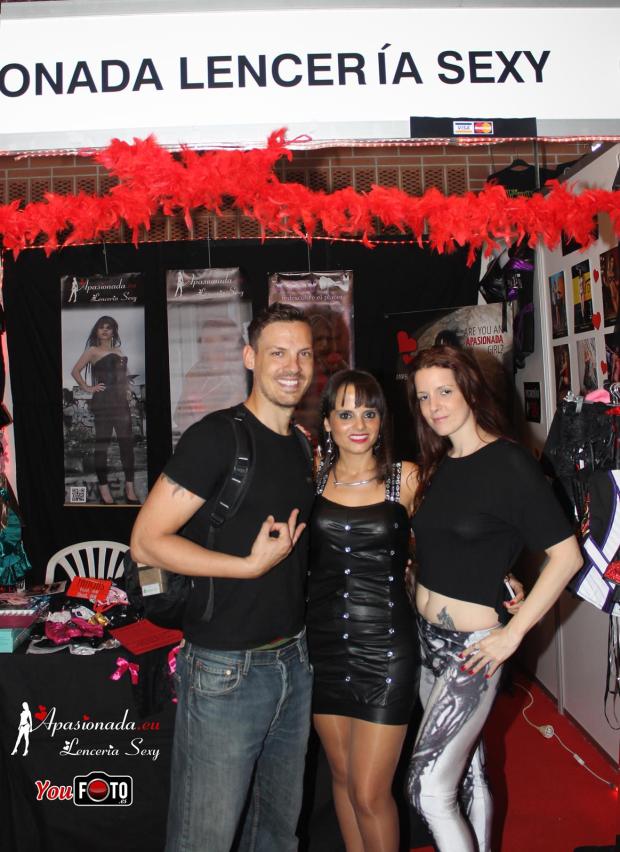 Ana Belén Espejo con una artista en el stand de Apasionada® del Salón Erótico de Barcelona 2014
