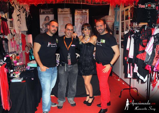 Ana Belén Espejo con una artista en el stand de Apasionada® del Salón Erótico de Barcelona 2014