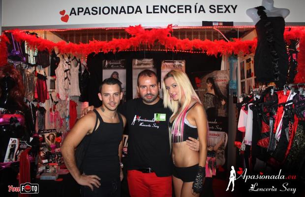 El equipo de Apasionada® con visitantes en el Salón Erótico de Barcelona 2014