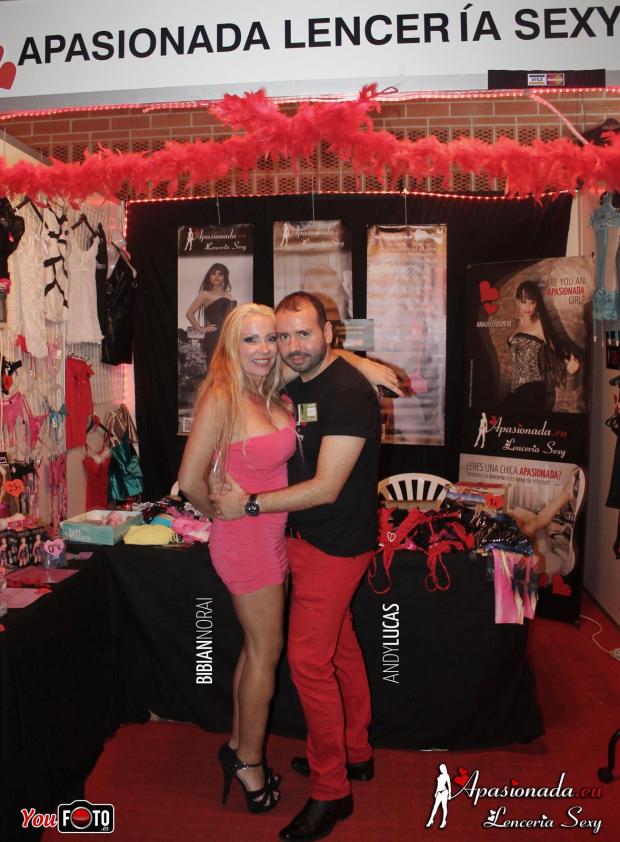 Ana Belén Espejo atendiendo el stand de Apasionada® en el Salón Erótico de Barcelona 2014