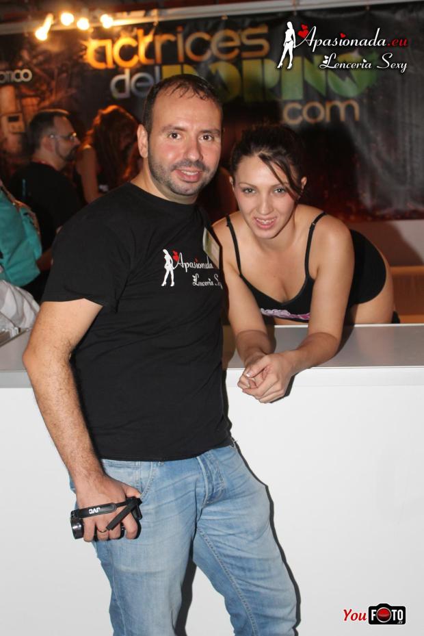 Ana Belén Espejo con una artista en el stand de Apasionada® del Salón Erótico de Barcelona 2014