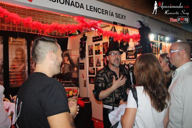 Público en el pasillo del stand de Apasionada® en el Salón Erótico de Barcelona 2014