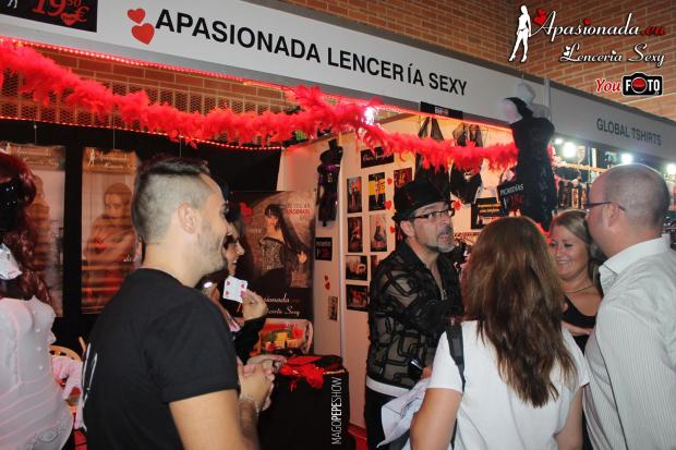 Público en el pasillo del stand de Apasionada® en el Salón Erótico de Barcelona 2014