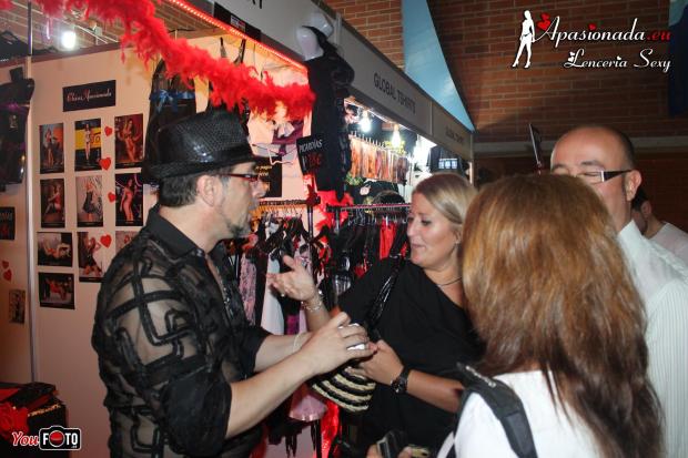 Ana Belén Espejo con una artista en el stand de Apasionada® del Salón Erótico de Barcelona 2014