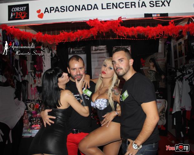 Ana Belén Espejo atendiendo el stand de Apasionada® en el Salón Erótico de Barcelona 2014