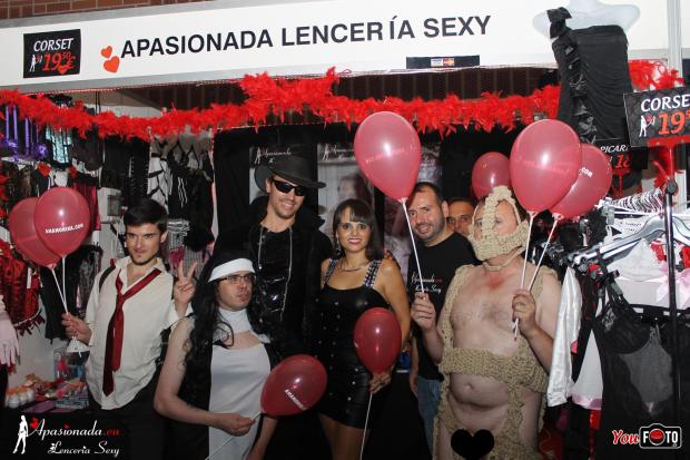Ana Belén Espejo atendiendo el stand de Apasionada® en el Salón Erótico de Barcelona 2014