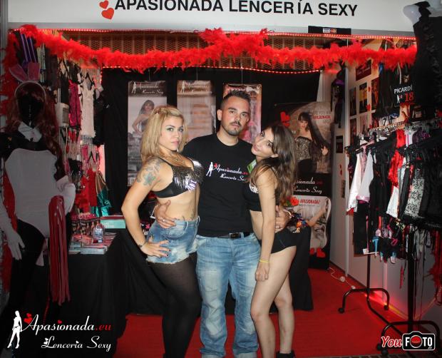 Artistas posando en el stand de Apasionada® del Salón Erótico de Barcelona 2014