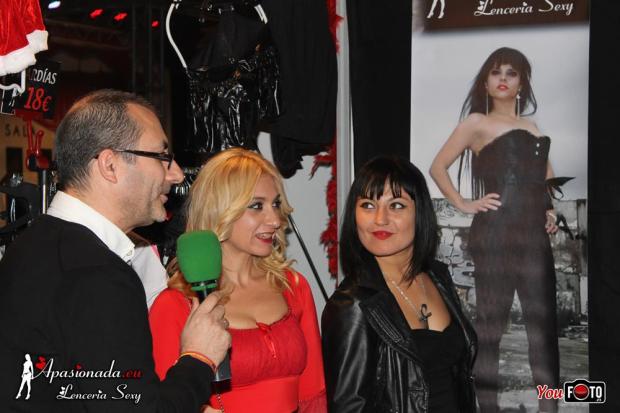 Ana Belén Espejo con artistas en el stand de Apasionada® del Festival Erótico de Alicante 2014