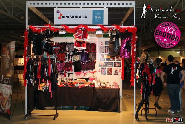 El equipo de Apasionada® con visitantes en el Festival Erótico de Alicante 2014