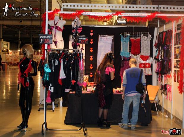 Ana Belén Espejo con artistas en el stand de Apasionada® del Festival Erótico de Alicante 2014