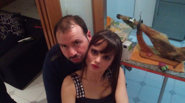 Los amigos en la fiesta de Fin de Año en casa