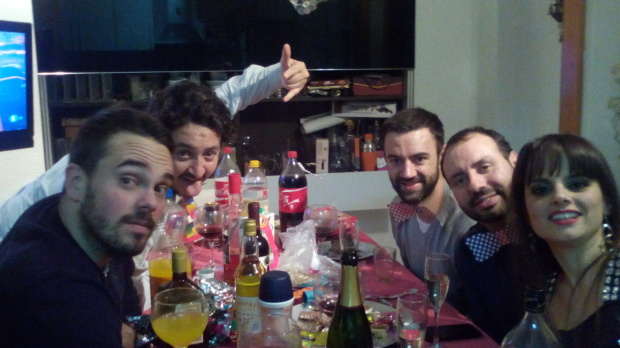 Brindis de Fin de Año con los amigos en casa