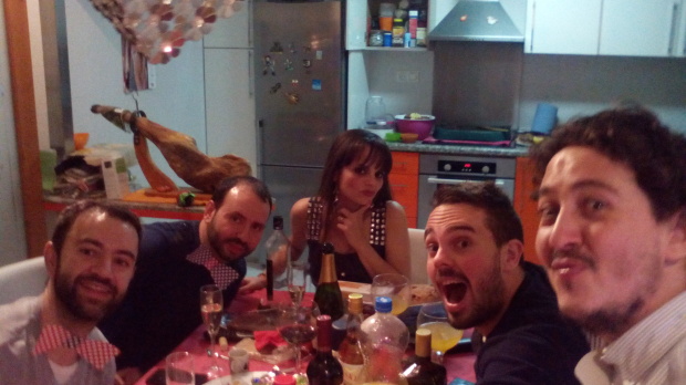 Los amigos en la fiesta de Fin de Año en casa