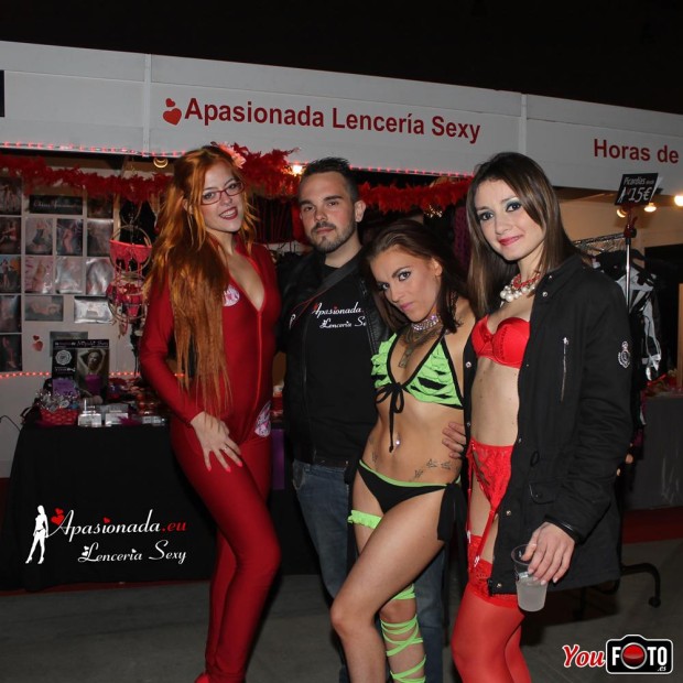Artistas posando en el stand de Apasionada® en Paixxon Galega 2015