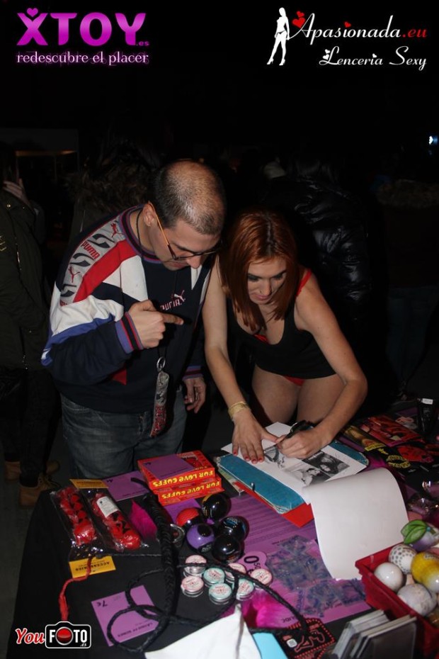 Ana Belén Espejo con artistas en el stand de Apasionada® en Paixxon Galega