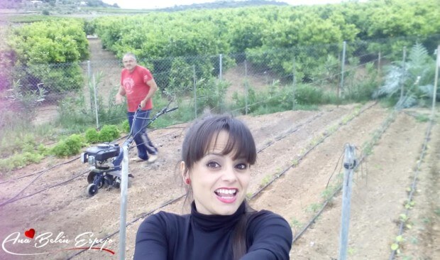 Ana Belén Espejo en el campo del chalet, con el huerto al fondo