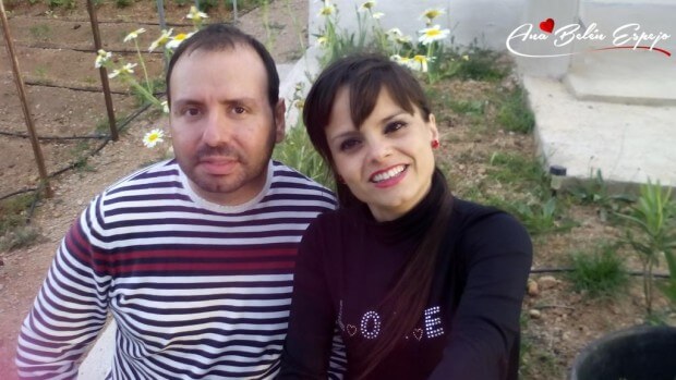 Ana Belén Espejo y Andy Lucas en el campo, junto al chalet