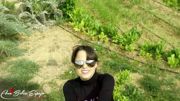 Ana Belén Espejo con gafas de sol en el jardín del chalet