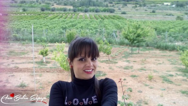 El campo junto al chalet en abril