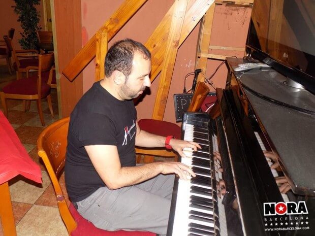 Andy Lucas al piano en el restaurante de Catarroja