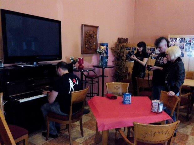 La sala del restaurante con el piano