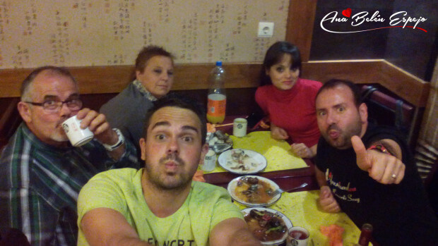 Comiendo en familia en el chalet