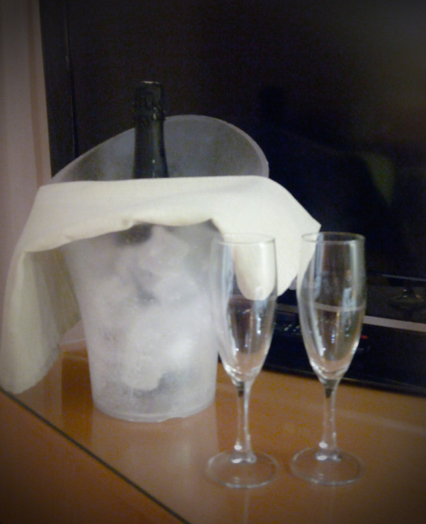 Botella de cava en la cubitera con dos copas, en el hotel de Benicàssim